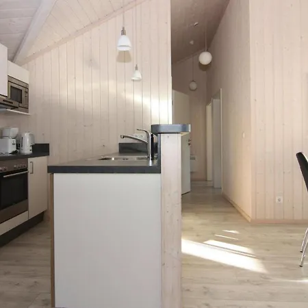 Holiday House, Σπίτι διακοπών *